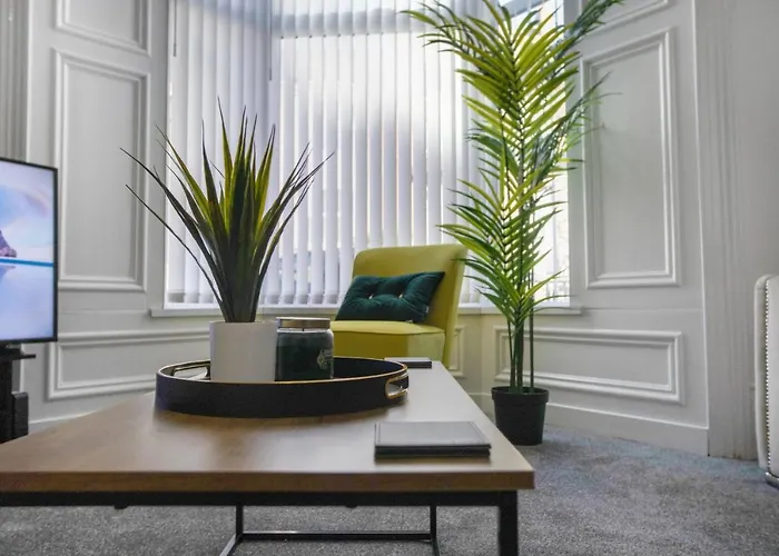 Spacious & Modern Oasis, 4-Bed House, Sleeps 7
