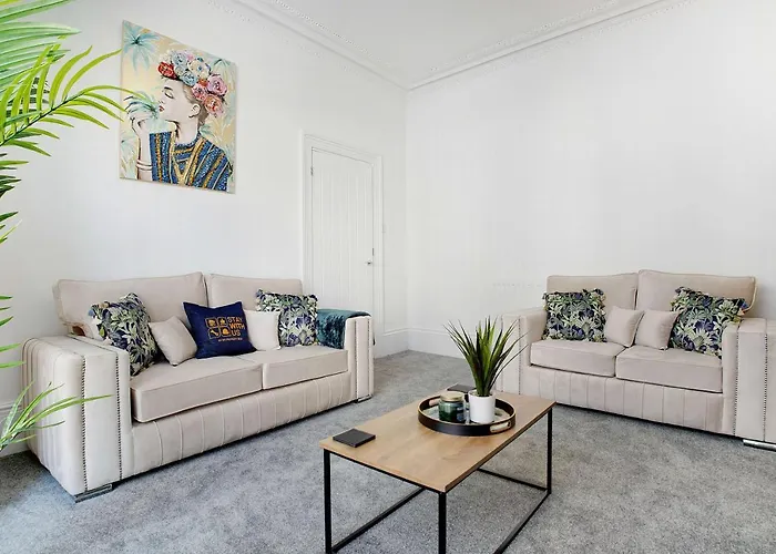 Spacious & Modern Oasis, 4-Bed House, Sleeps 7