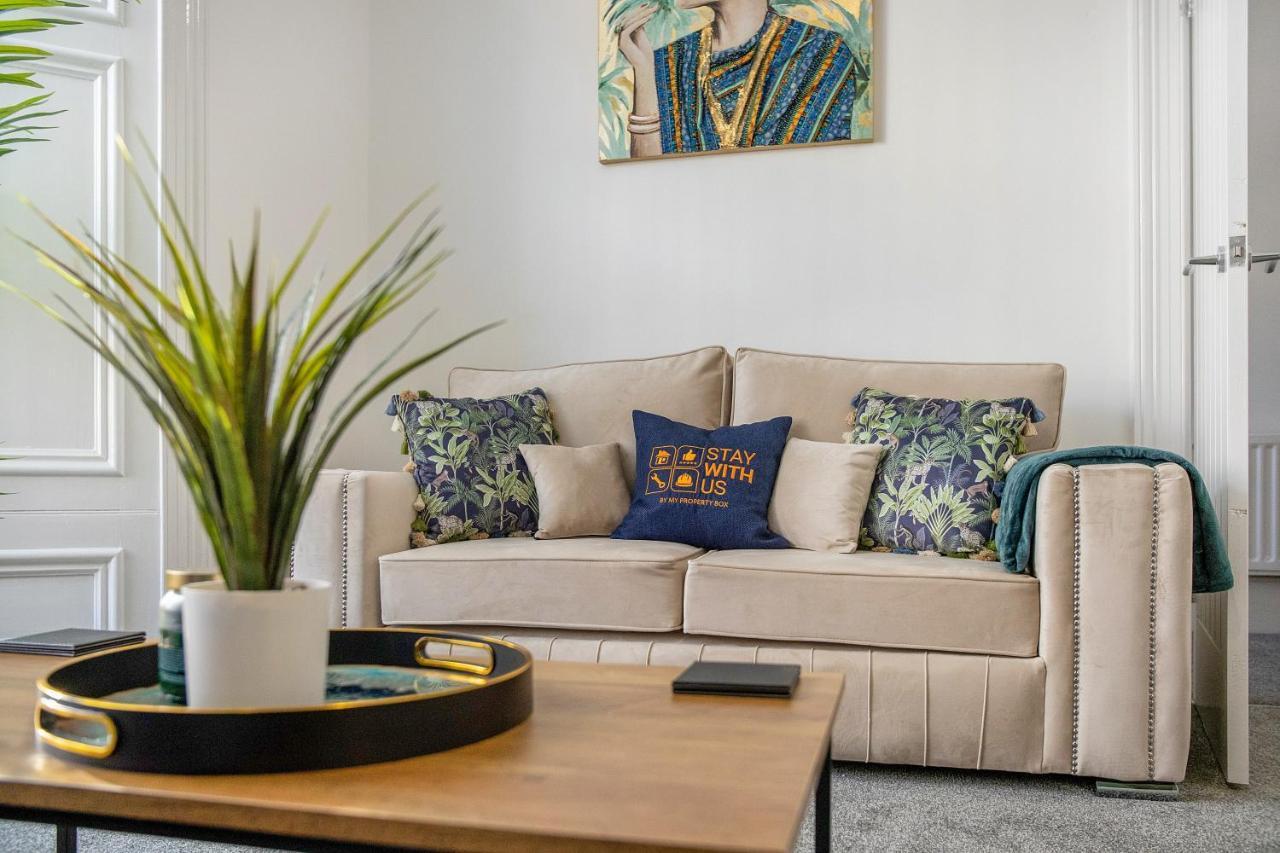 Spacious & Modern Oasis, 4-bed House, Sleeps 7 Appartamento