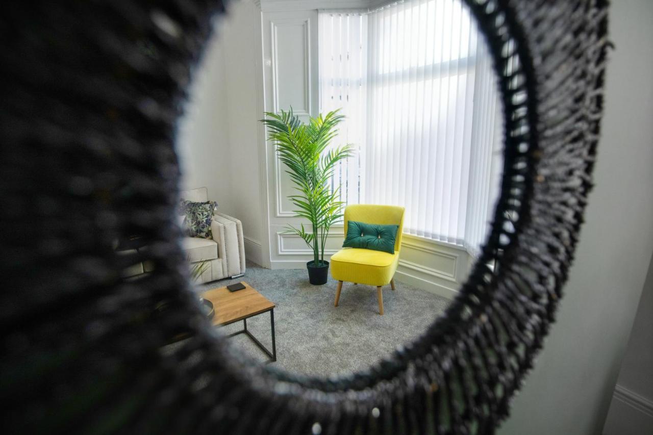 Spacious & Modern Oasis, 4-bed House, Sleeps 7 Appartamento