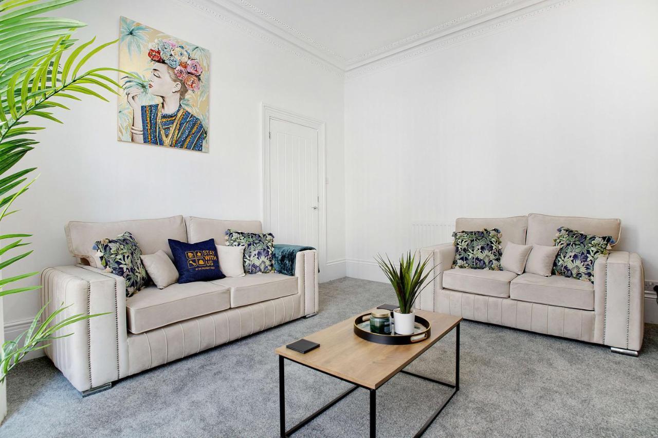 Spacious & Modern Oasis, 4-bed House, Sleeps 7 Appartamento