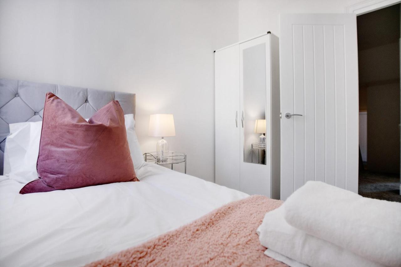 Spacious & Modern Oasis, 4-bed House, Sleeps 7 Appartamento *