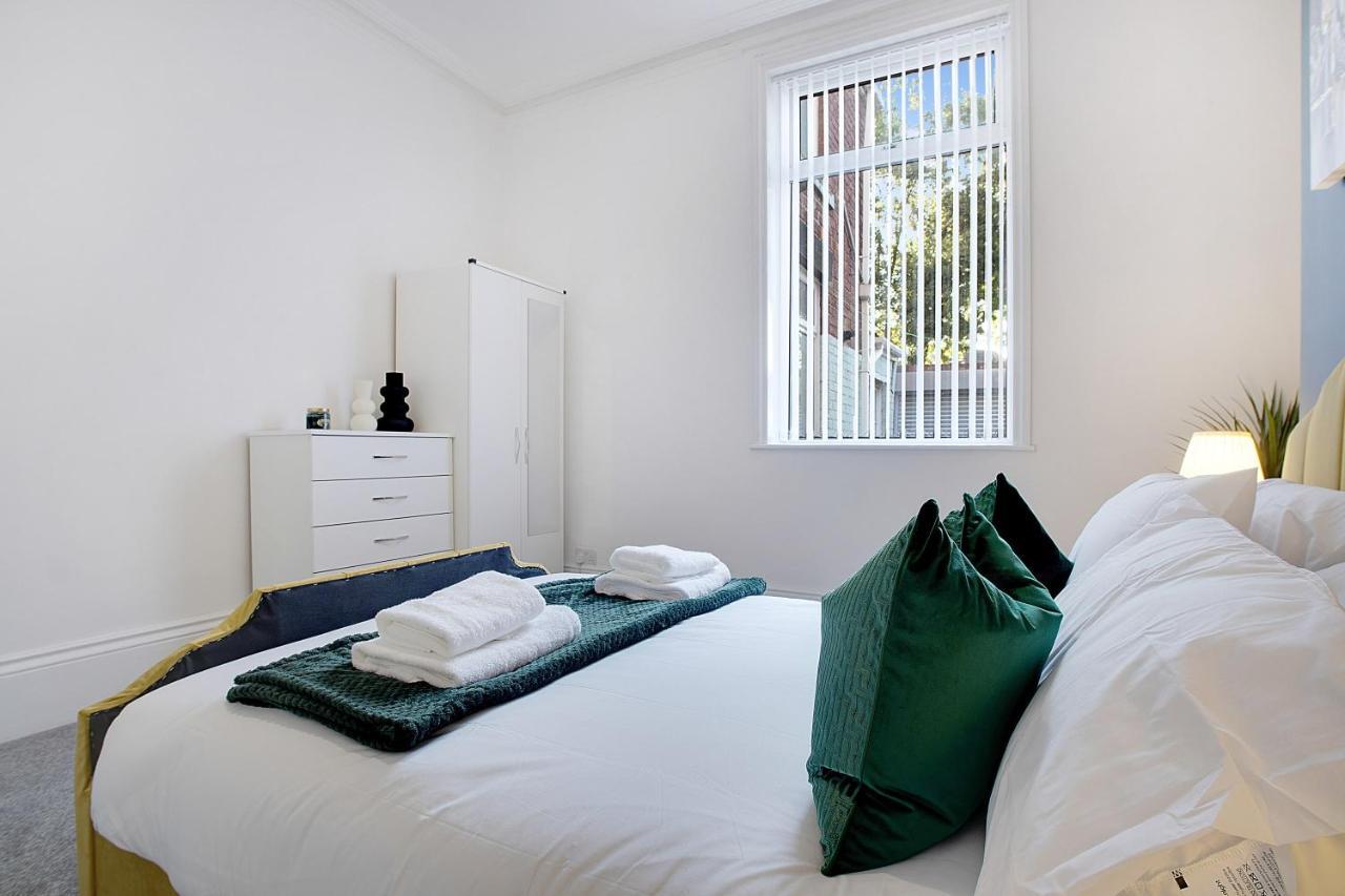 Spacious & Modern Oasis, 4-bed House, Sleeps 7