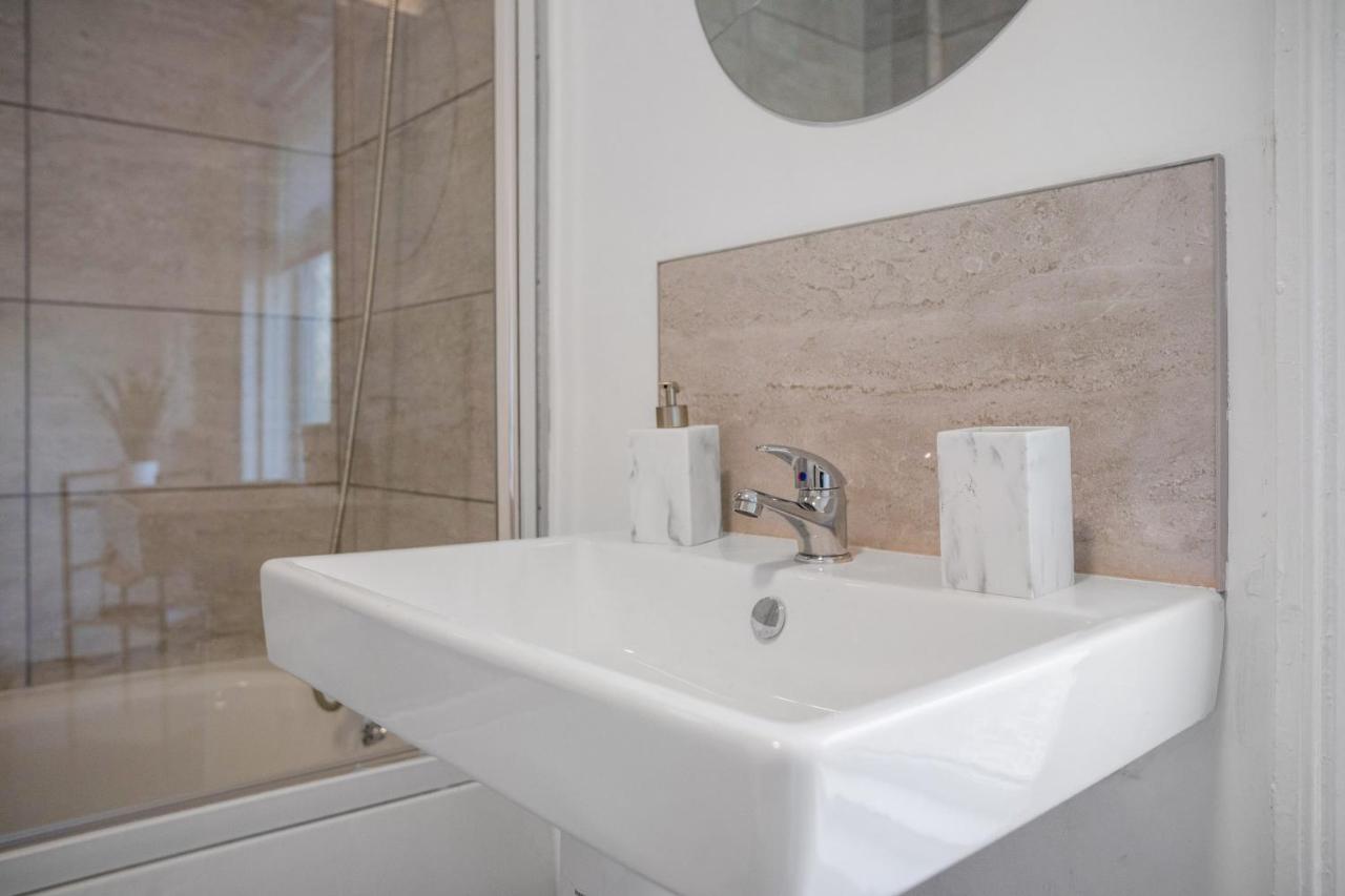 Spacious & Modern Oasis, 4-bed House, Sleeps 7